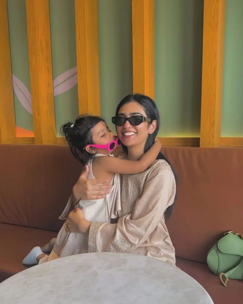 Sarah Khan daughter and sister pictures
