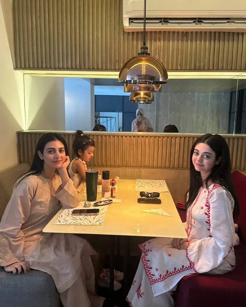 Sarah Khan daughter and sister pictures