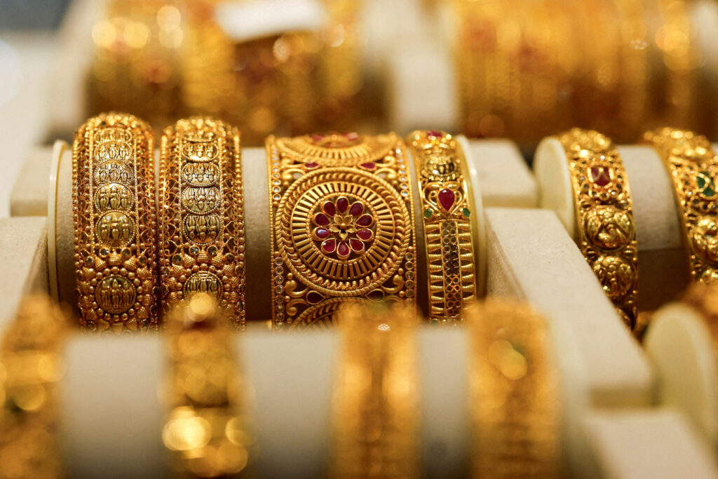Gold prices drop sharply in Pakistan following global decline