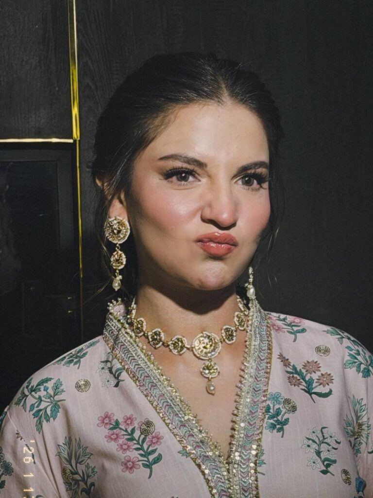 Dananeer Mobeen mausam gulabi