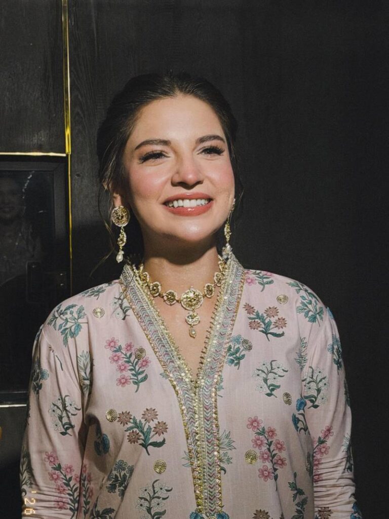 Dananeer Mobeen mausam gulabi