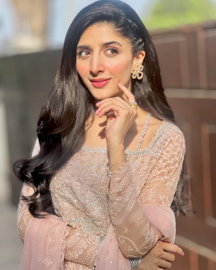 Mawra Hocane networking views